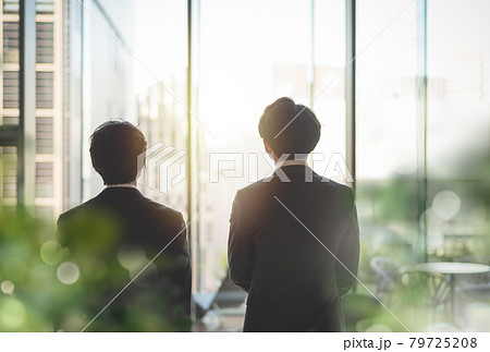 スーツスタイルのビジネスパーソン スーツスタイルのビジネスパーソン 79725208