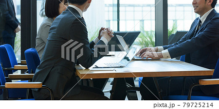 スーツスタイルのビジネスパーソン 79725214