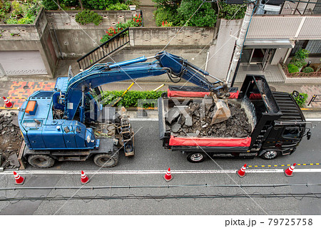 アスファルト舗装道路の改修工事 アスファルト舗装道路の改修工事 79725758