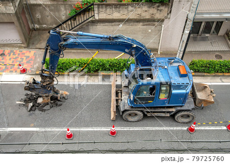 アスファルト舗装道路の改修工事 アスファルト舗装道路の改修工事 79725760
