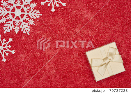 赤い背景のクリスマスイメージ とプレゼントボックス 79727228