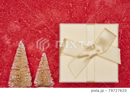 赤い背景のクリスマスイメージ とプレゼントボックス 79727620