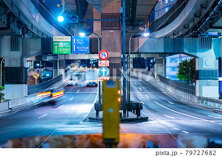 箱崎ジャンクション　首都高速　高速道路　建築　道路　信号機　車　午後　深夜　夏　中央区　東京 79727682