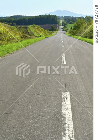 大空町女満別朝日のオベールの丘から斜里岳に続く道 79727729