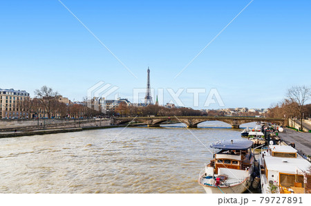 冬のパリ セーヌ川とエッフェル塔 冬のパリ セーヌ川とエッフェル塔 79727891