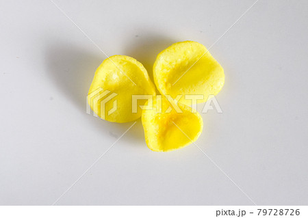 Fried chips in sweet corn flavour ,snack food. Fried chips in sweet corn flavour ,snack food. 79728726