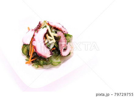 タコの酢の物　キュウリ　ワカメ　明るい背景 79729755
