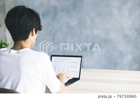 若い男性　テレワーク　 79730960