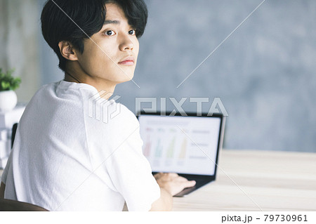 若い男性　テレワーク　 79730961