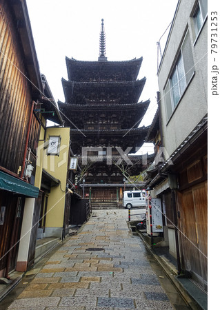 雨の京都、京都らしい町並みが続く「八坂の塔」こと「法観寺五重塔」界隈 雨の京都、京都らしい町並みが続く「八坂の塔」こと「法観寺五重塔」界隈 79731253