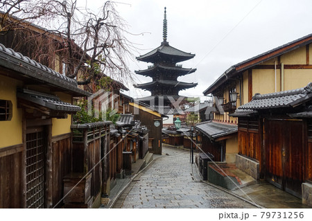雨の京都 京都らしい町並みが続く 八坂の塔 こと 法観寺五重塔 界隈の写真素材