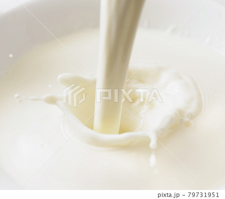 pouring milk 79731951