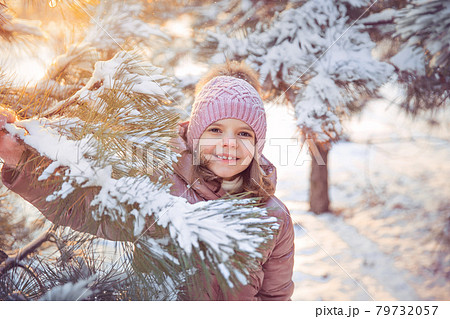Little girl having fun on sunny beautiful winter day 79732057