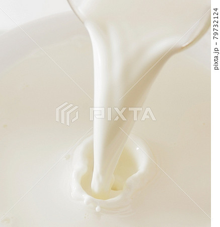 pouring milk 79732124