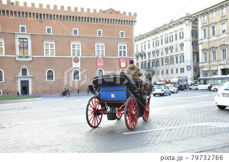 イタリア、ローマ、観光馬車、ヴェネツィア宮殿、ヴェネツィア広場 79732766