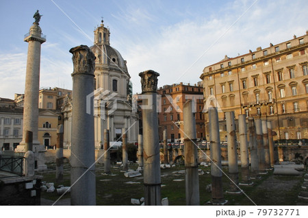 イタリア、ローマ、フォロトライアーノ、トラヤヌス帝の記念柱 79732771