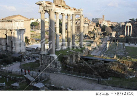 イタリア、ローマ、フォロロマーノ、セヴェルス帝の凱旋門、サトゥルヌスの神殿 イタリア、ローマ、フォロロマーノ、セヴェルス帝の凱旋門、サトゥルヌスの神殿 79732810