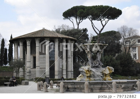 イタリア、ローマ、ヴェスタの神殿 79732882