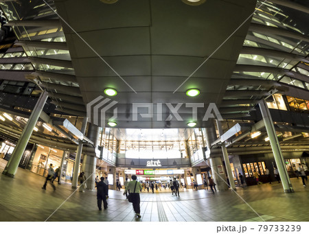 東京・品川駅　帰宅を急ぐ人々 79733239