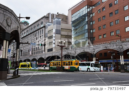 鹿児島市　朝日通り交差点付近を走る路面電車（市電）と町並み 79733497