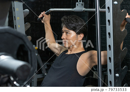 ジムで体を鍛えるミドルエイジの男性 79733533