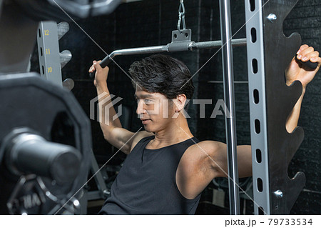ジムで体を鍛えるミドルエイジの男性 79733534