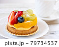 白いお皿の上のフルーツタルトとコーヒーカップ 79734537