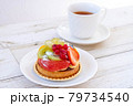 白いお皿の上のフルーツタルトとコーヒーカップ 79734540