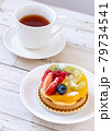 白いお皿の上のフルーツタルトとコーヒーカップ 79734541