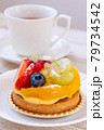 白いお皿の上のフルーツタルトとコーヒーカップ 79734542