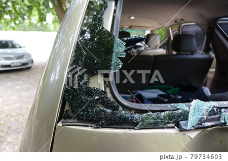 The rear window of car broke by accident 79734603