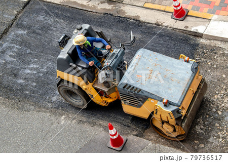 アスファルト舗装道路の改修工事 79736517