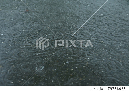 ゲリラ豪雨とアスファルトの道路 79738023