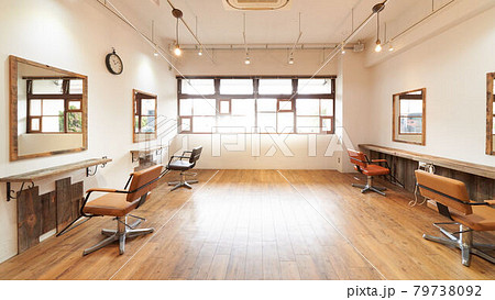スタイリングチェアのある室内　ヘアサロン　インテリア　イメージ 79738092