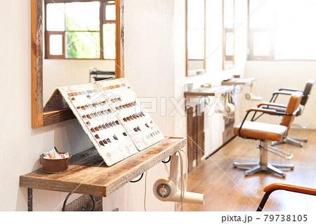 カラーチャートが置いてある室内 ヘアサロン 内観イメージ カラーチャートが置いてある室内 ヘアサロン 内観イメージ 79738105