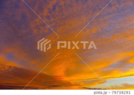 鮮やかな赤い色に染まった夕焼雲 79738291