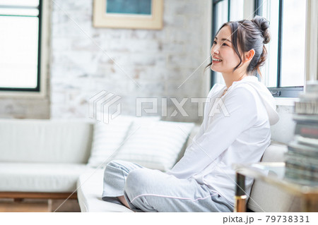 リビングでくつろぐ若い女性 79738331