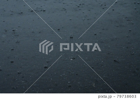 ゲリラ豪雨とアスファルトの状態 ゲリラ豪雨とアスファルトの状態 79738603