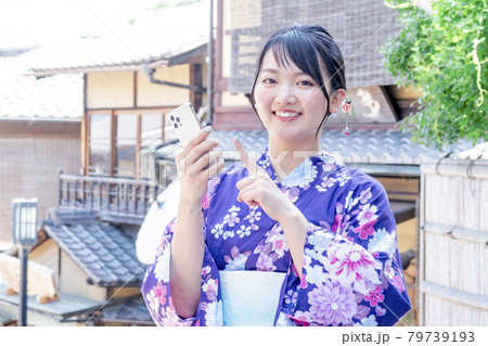浴衣で京都を観光する女性 79739193