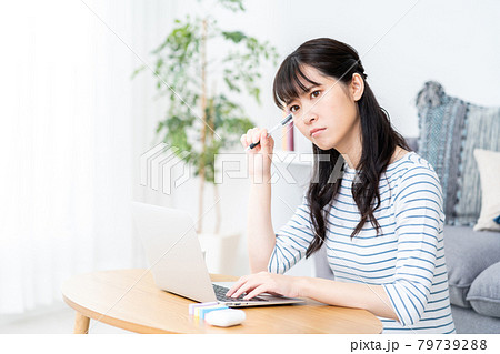 リビングでテレワーク中の若い女性 リビングでテレワーク中の若い女性 79739288