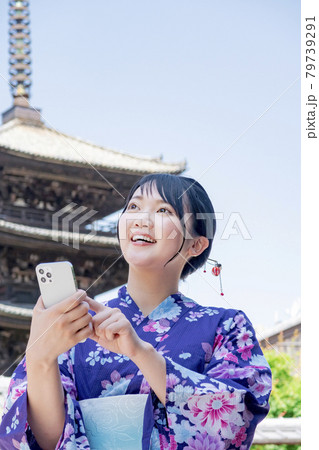 浴衣で京都を観光する女性 79739291