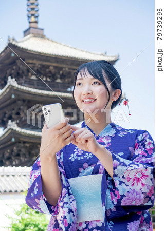 浴衣で京都を観光する女性 79739293