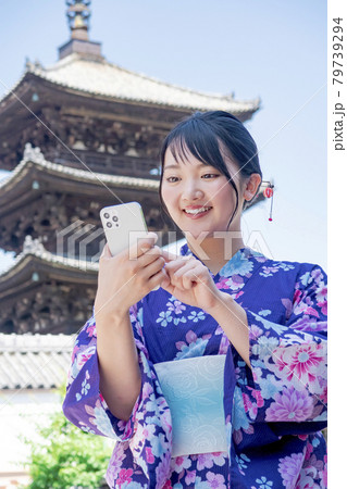 浴衣で京都を観光する女性 浴衣で京都を観光する女性 79739294