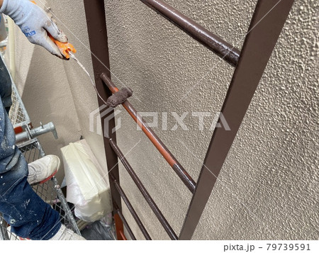 下塗り(錆止め)後に中塗り 79739591