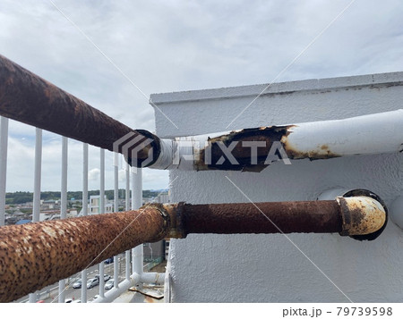 サビで塗膜が剥がれた配管 サビで塗膜が剥がれた配管 79739598