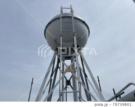 屋上にある貯水槽 79739601