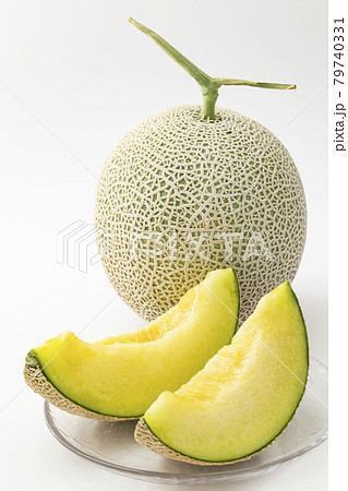 ヘタ付きとカットした白バックのアールスメロン 79740331