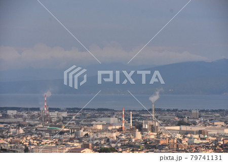 白煙を出す2本の煙突と海 白煙を出す2本の煙突と海 79741131