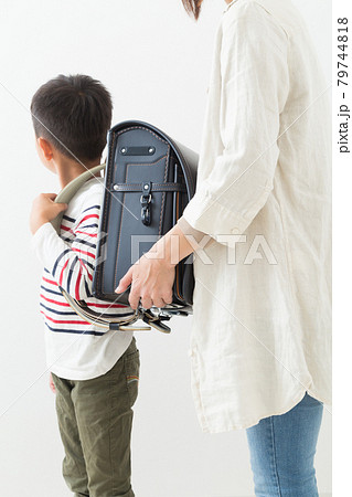 登校前の朝身支度する親子 登校前の朝身支度する親子 79744818