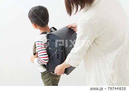 登校前の朝身支度する親子 79744820